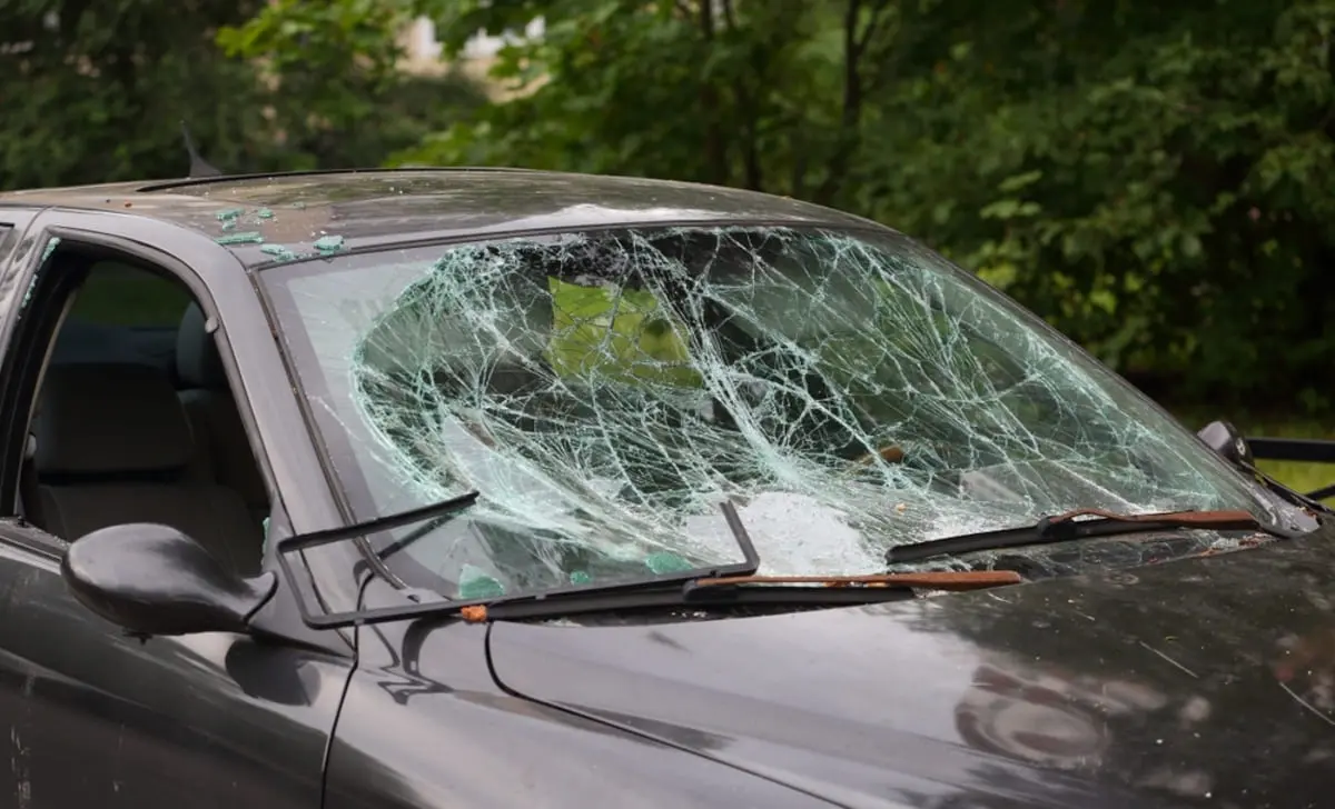 旅行中レンタカーに「飛び石」が！ フロントガラス破損で「2万円」請求されましたが、これって払う必要ありますか？ 自分は悪くないし、保険でカバーされると思うのですが…