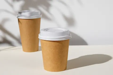 【最大380円引き】“スタバのコーヒー”持参で出社したら、同僚に「レシートちょうだい」と言われた！ 本人でなくても「One More Coffee」は使えるのでしょうか？ お得に使うポイントも解説