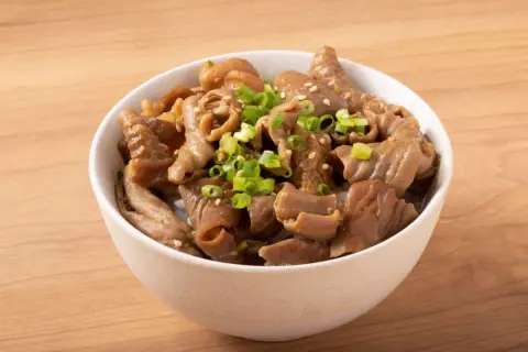 居酒屋のお通しが苦手な「モツ煮」で断りたい！ 本当に“500円”払う必要はある？ 入店したらお通しに「同意」することになるのでしょうか？