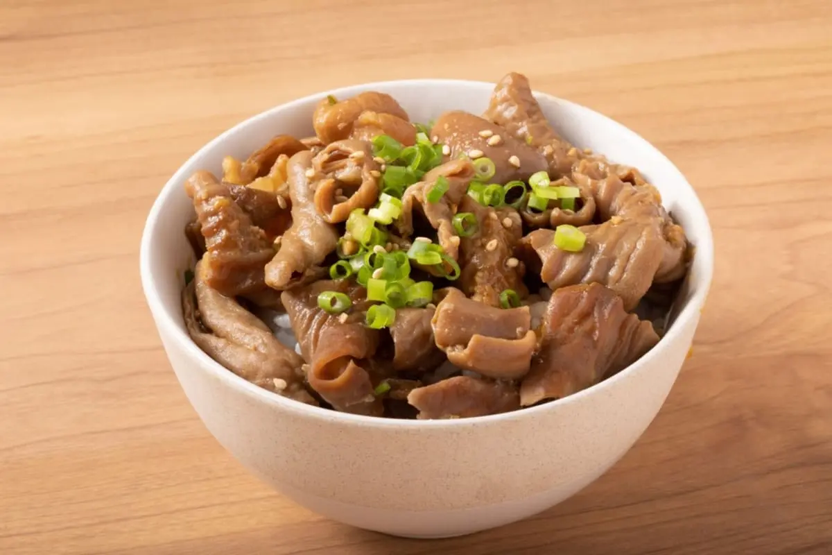 居酒屋のお通しが苦手な「モツ煮」で断りたい！ 本当に“500円”払う必要はある？ 入店したらお通しに「同意」することになるのでしょうか？