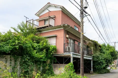 父の死後に残った「実家と土地」。まだ「相続税の請求」が来なくても土地活用は急ぐべき？知っておきたい基礎知識を解説