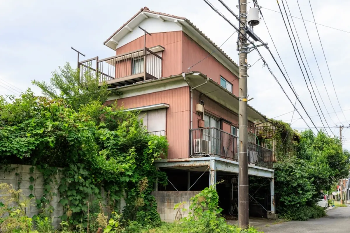 父の死後に残った「実家と土地」。まだ「相続税の請求」が来なくても土地活用は急ぐべき？知っておきたい基礎知識を解説