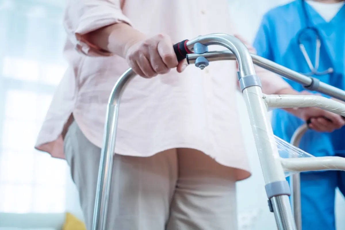 「介護保険外」サービスを利用したいのですが月15万円ほどかかります。できれば親の年金8万円くらいまで抑えたい！ 費用を軽減する方法はありますか？