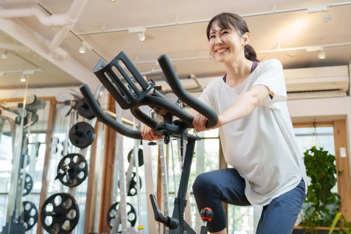 自宅で筋トレを始めたら、友人に「初心者はジムに通ったほうがいい」と言われた！ 近所に「月1万円」で24時間営業のジムがありますが、お金を払って通う“価値”はあるのでしょうか？