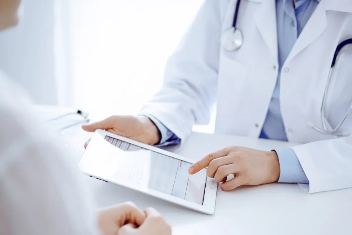 年金生活の母が「医療費が高くて不安」と言っています。収入が少ない高齢者は医療費を安くできる制度があるのでしょうか？