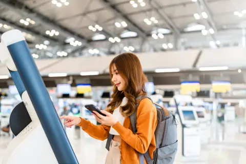 国内旅行のとき「マイルのためにJALしか乗らない」という友人。でもLCCより“1万円高い”…それって損してない？