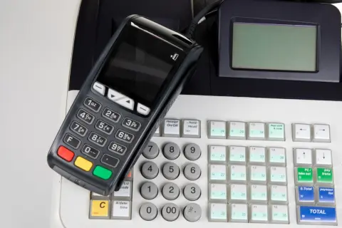 ファミマ、QUOカード取り扱いが年末で終了へ…キャッシュレス時代に「商品券」の居場所は残るのか