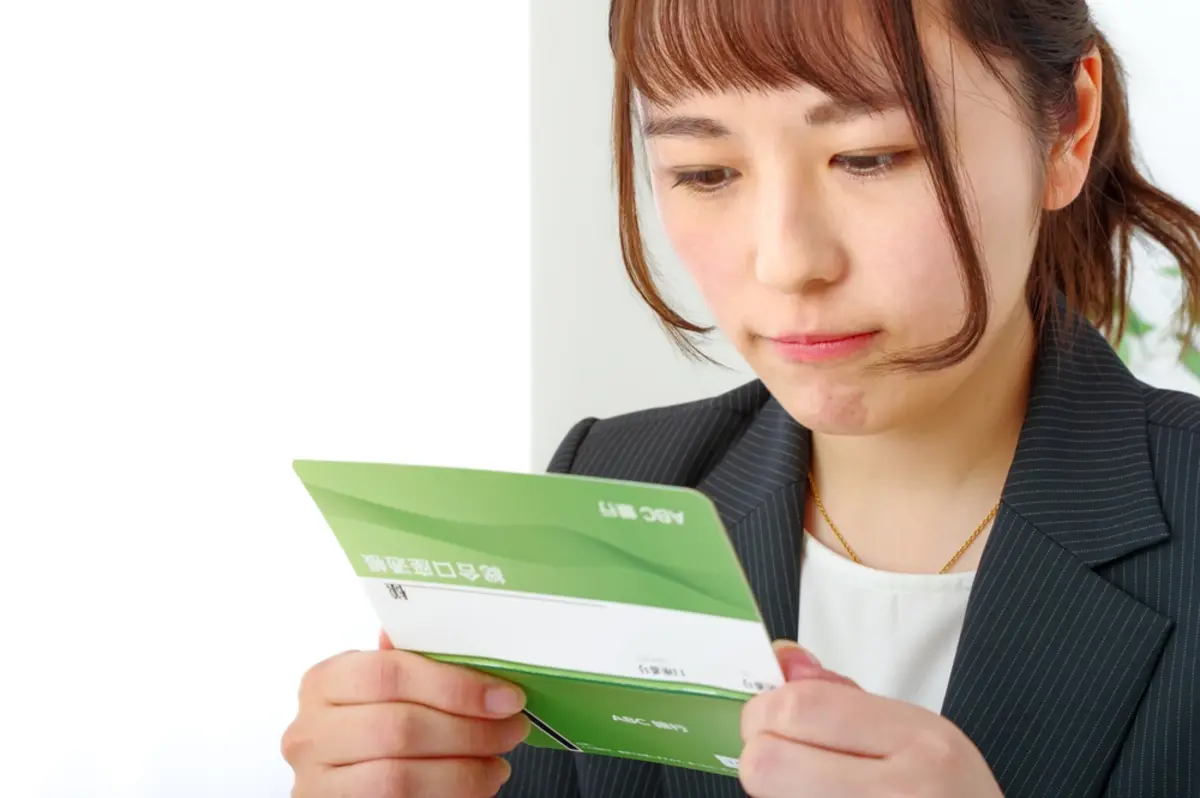 大学時代に奨学金を借りて、今は社会人として毎月少しずつ返済していますが、毎月の支払いに“手数料”が含まれていることに気づきました。まとめて返してしまったほうがお得でしょうか？