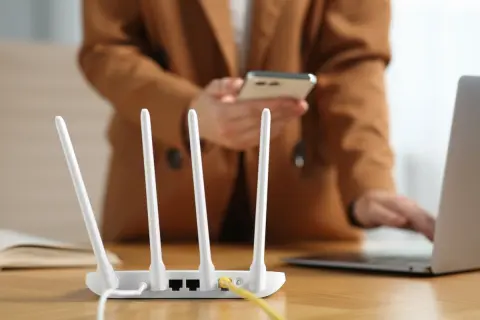 就寝中に「Wi-Fiルーター」の電源を切ったら年間でどれくらい節約できる？電気代を抑える3つのポイントも解説！