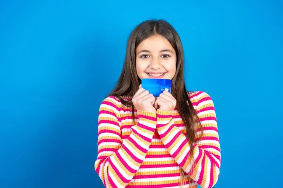 大学生の娘が「デビットカード」デビューしたそうです。“口座残高”を超えた支払いをした場合、どうなるのでしょうか？