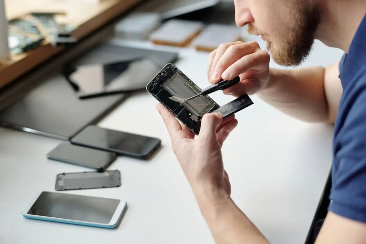 猛暑の日に“スマホ”が熱くなりすぎて突然シャットダウン…。修理に出すべきか悩んでいますが、これは「保証の範囲」で直してもらえるのでしょうか？