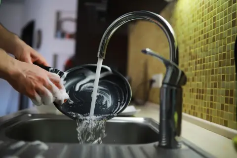 8月の水道代・ガス代が「3万円」に！ 家族5人分の食器を“毎日手洗い”しているのですが、これが原因で高くなっているのでしょうか？ 食洗機に替えれば節約できる？