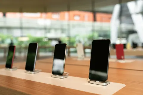 友人から「iPhoneは中古で買えばお得」と教えてもらったけど、中古は「充電が長続きしない」って噂は本当？中古で買うときの注意点を解説