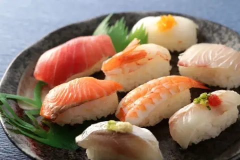 雨の日にスーパーで「半額のお寿司」が売れ残っていてビックリ！ いつも閉店近くに売り切れていますが、“雨の日の客数”はどれだけ減るのでしょうか？