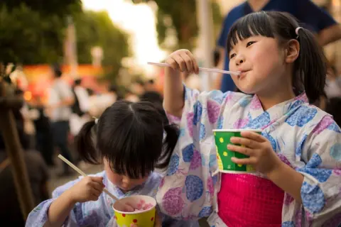 小5の子どもが友だち同士で“お祭り”に行く予定です。お小遣いはどのくらい渡すのがちょうどいいと思いますか？