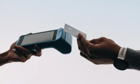 クレカで毎月10万円使っても500円ポイント程度しかもらえない…。もう全て「スマホ決済」にしたほうが」いいの？