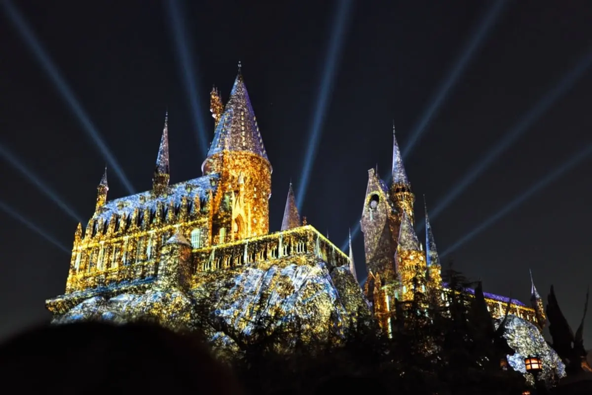 中学生の子どもを連れて家族4人で旅行を計画中。静岡から「ディズニー」と「USJ」へ行く場合、費用はどれくらい差が出るのでしょうか？