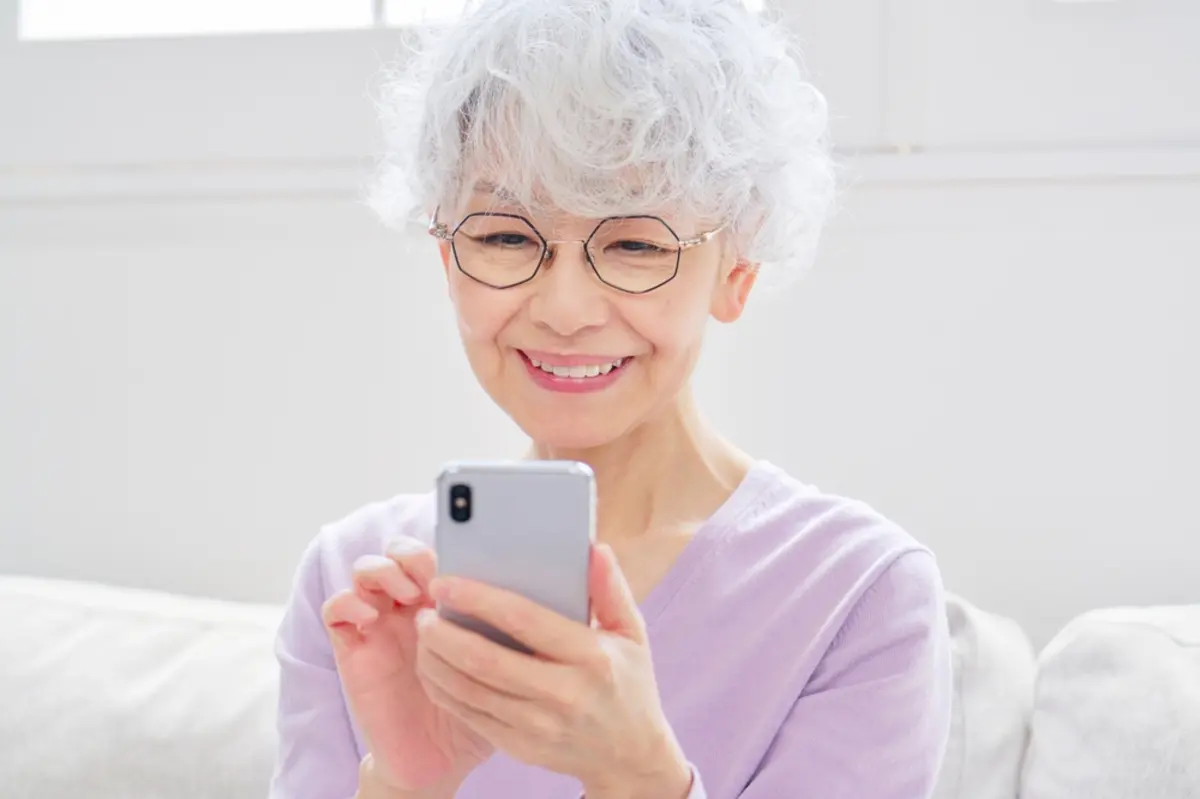 60代の祖母のスマホを「格安SIM」にしたいです。高齢者だと「月1万円」ほどの通信費になるのでしょうか？