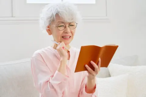 一人暮らしに不安を感じ始めた70代の母が、「サービス付き高齢者住宅」への入居を検討しています。「貯金」はどの程度あれば、審査に通りますか？