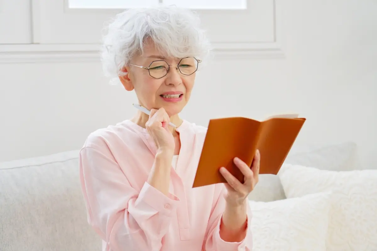 一人暮らしに不安を感じ始めた70代の母が、「サービス付き高齢者住宅」への入居を検討しています。「貯金」はどの程度あれば、審査に通りますか？