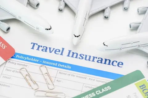 【実録】旅行直前、子どものケガで「2泊15万円」のキャンセル料が発生した友人。「保険に入ってて助かった…」とのことだけど、どれだけ補償されるの？ 保険料や“クレカ付帯保険”との違いも解説