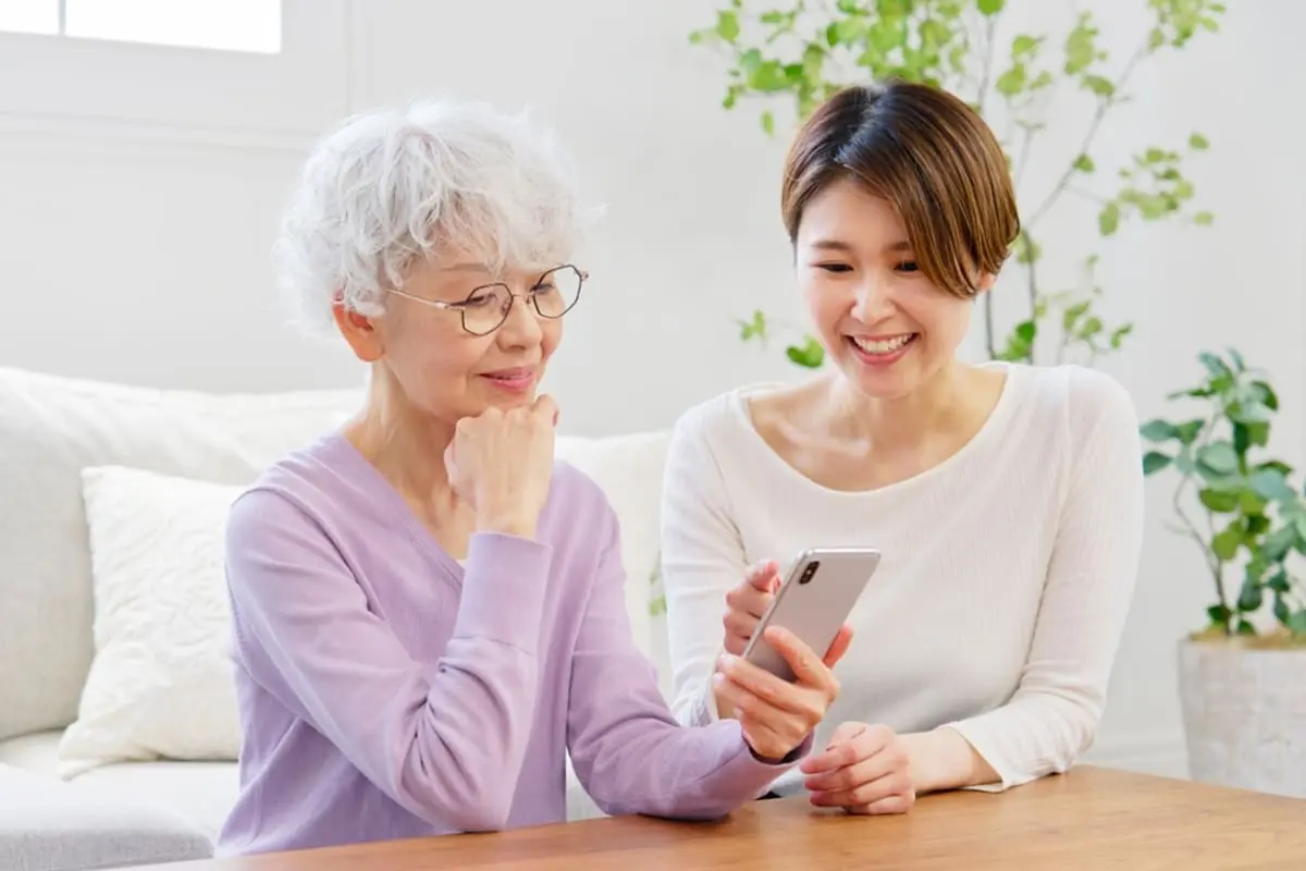 帰省中に気づいた“親のスマホ不安”。y.u mobileなら安心サポートではじめやすいって本当？