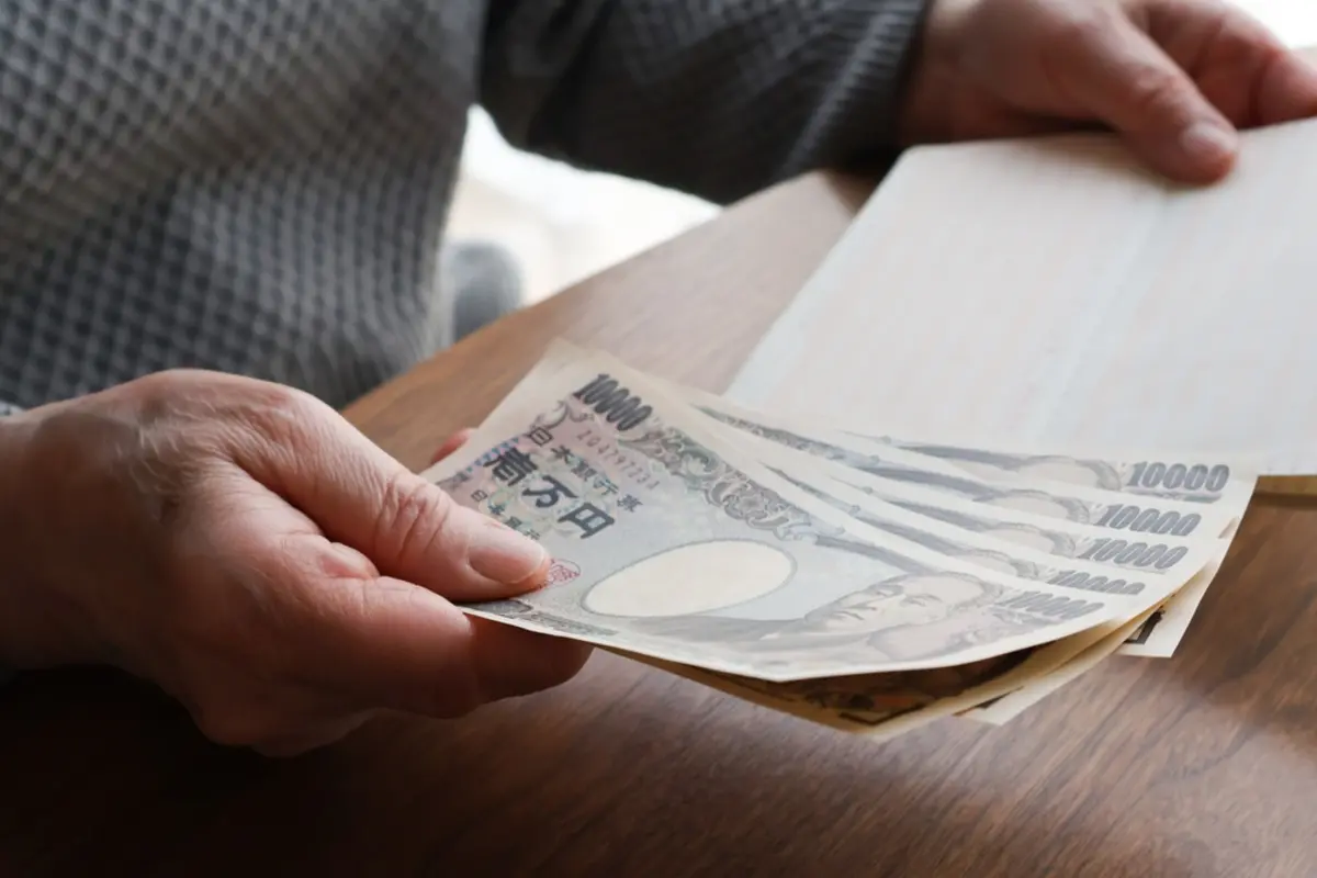 60代で年金受取前に「無職」になった父。生活費として月に8万円送っているけど、本当は働いてほしい…！60代で働く人は少ないのでしょうか？