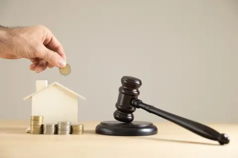 父が50歳で亡くなり、住宅ローンの残りが「900万円」ある実家を相続するか悩んでいます。家族が返済を引き継ぐことになるのでしょうか？