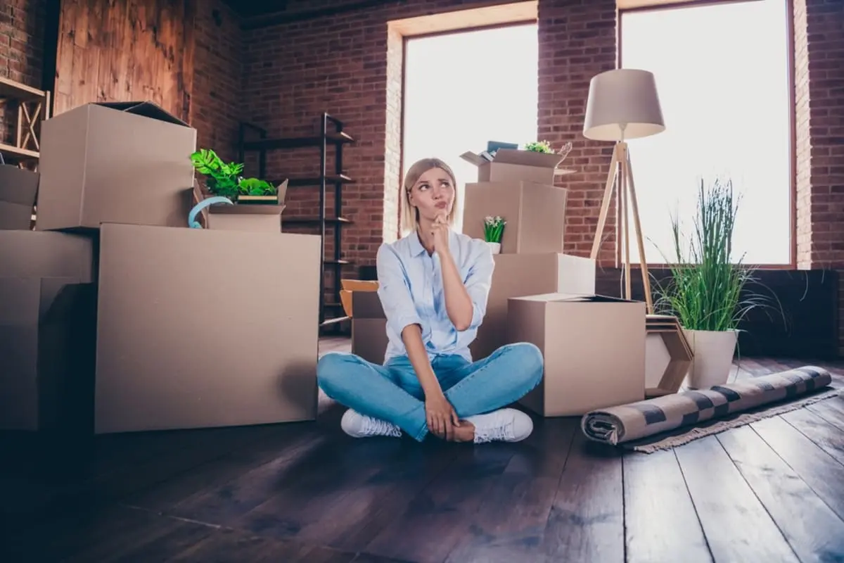 引っ越し当日、スタッフ5名に「ペットボトルのお茶」を配ろうとしたら、夫に「心づけなら1人1000円は包むべき」と言われました。引っ越し時の「お礼の相場」って、どのくらいが妥当なのでしょうか？