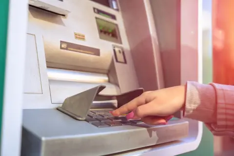 毎月親に仕送りをしていますが、正直自分の家計も大変です。親に仕送りをしている人は毎月いくらお金を渡しているのでしょうか？