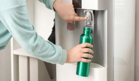 便利そうだからとウォーターサーバーを契約しましたが、1年で「約5万円」かかりました…。コンビニの水の方が安かった気がします。本当に得だったのでしょうか？