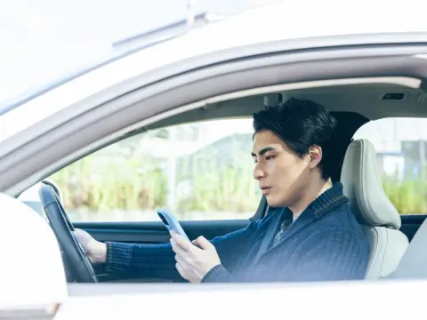 夫は「停車中のスマホ操作は違法じゃない」と言っていたのに…ほんの数秒で「1万8000円」の罰金!? 勘違いしがちな“ながら運転”の罠とは