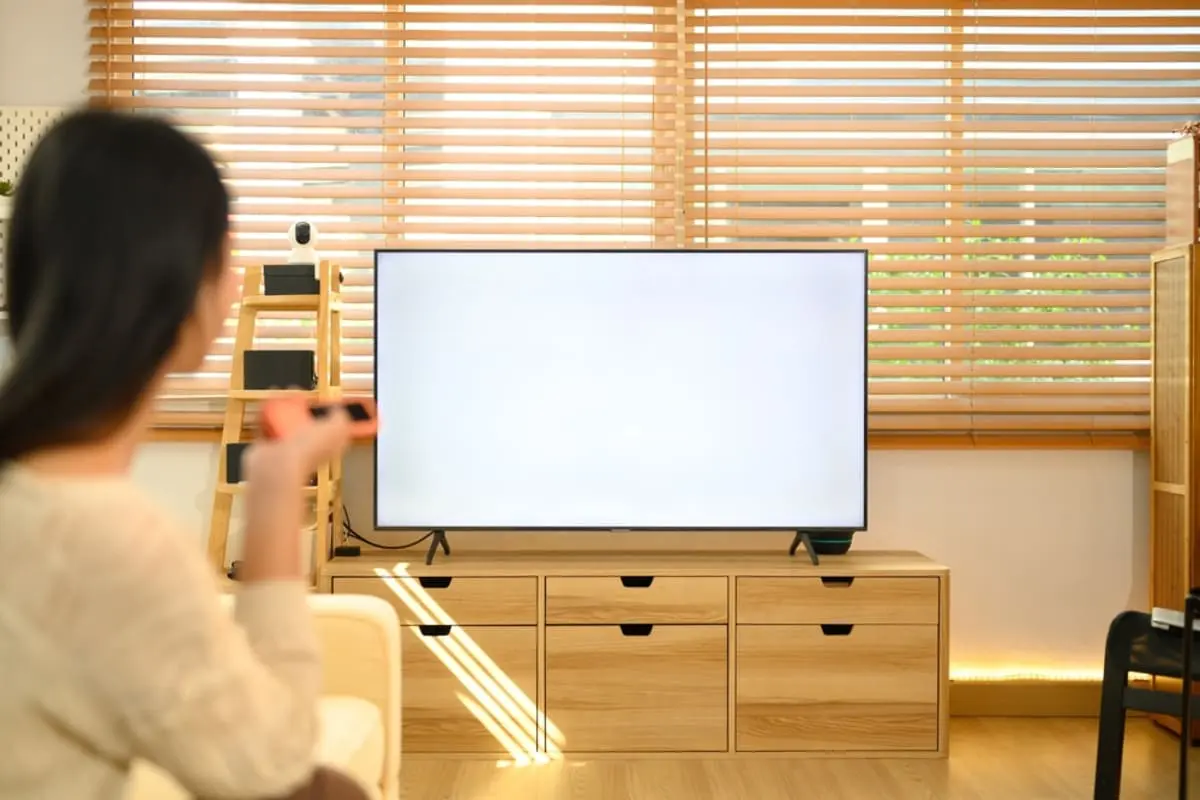 「何となくつけっぱなし」にしているテレビの「電気代」が気になります。「省エネモード」で明るさを少しおさえたら、年間いくら節約できますか？