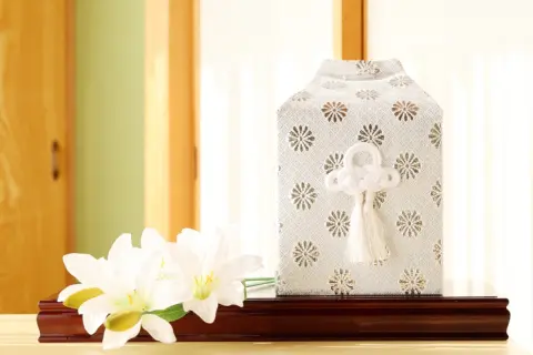 子どもに負担をかけたくないので、自分が亡くなった後は「納骨堂」を希望しています。「初期費用」や「管理費」はどのくらいかかりますか？一般的なお墓に比べて、本当に安いのでしょうか？