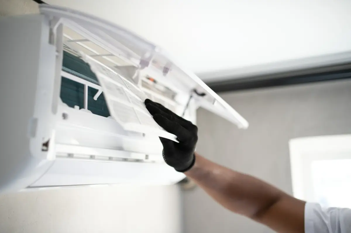 4人家族で夏の電気代が“月1万2000円”を超えました…。エアコンの“フィルター掃除”で節約になると聞いたのですが、どれくらい変わるのでしょうか？