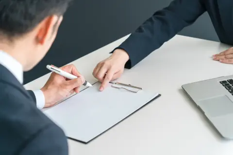 今50歳で転職を考えていますが、定年前で辞めると退職金がかなり減ると聞いて焦っています。自己都合だとやっぱりもらえる額って変わるのでしょうか？