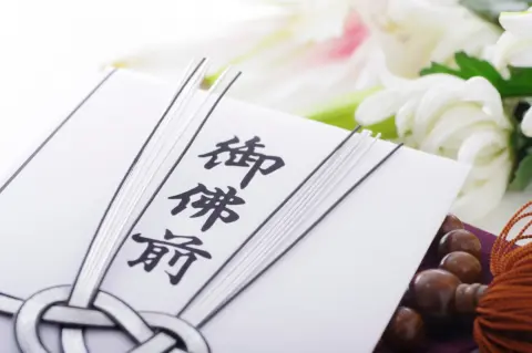 夫の親友が急逝。夫は「香典代として5万円包みたい」と言うのですが、金額的に問題ないのでしょうか？