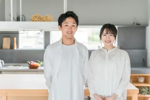 彼女と結婚を考えています。私の年収が「500万円」で、彼女の年収が「300万円」の場合、生活費は年収に応じて自分が多めに出すべきでしょうか？