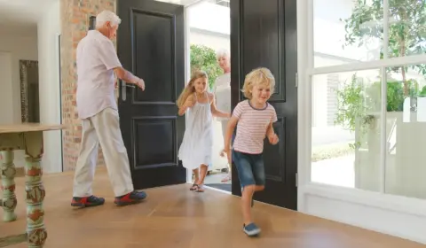 子どもと“1週間”実家に帰省します。手土産だけでは足りない気がするのですが、「現金」を渡す場合はどれくらい渡すべきですか？