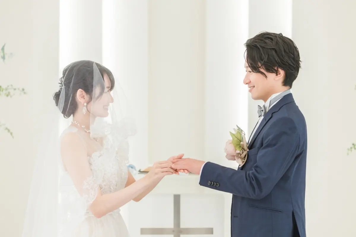 お金がないので「結婚式」を平日にしたい！ 両親に「迷惑じゃない？」と心配されたけど、平日の挙式って“非常識”でしょうか？ 費用もあわせ比較