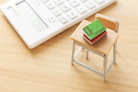 中学生の子どもの教育費が「月3万円以上」かかるので、家計が厳しいです……。周りは裕福に見えるのですが、”40代の世帯年収”ってどれくらいなのでしょうか？