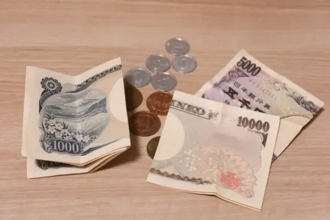 子どもが「1万円札」を破いてしまった！銀行に持っていったら全額引き換えてもらえましたが、同僚は「5000円しか引き換えできなかった」といいます。どういうことでしょうか？