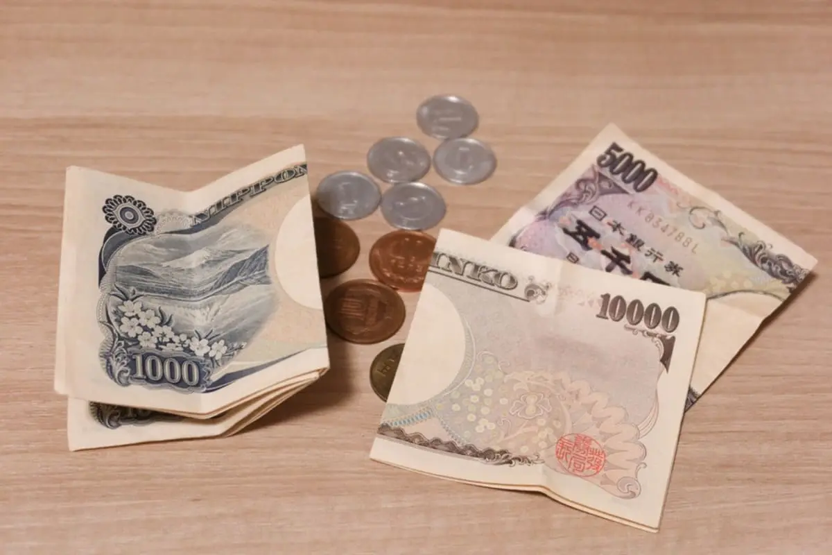 子どもが「1万円札」を破いてしまった！銀行に持っていったら全額引き換えてもらえましたが、同僚は「5000円しか引き換えできなかった」といいます。どういうことでしょうか？