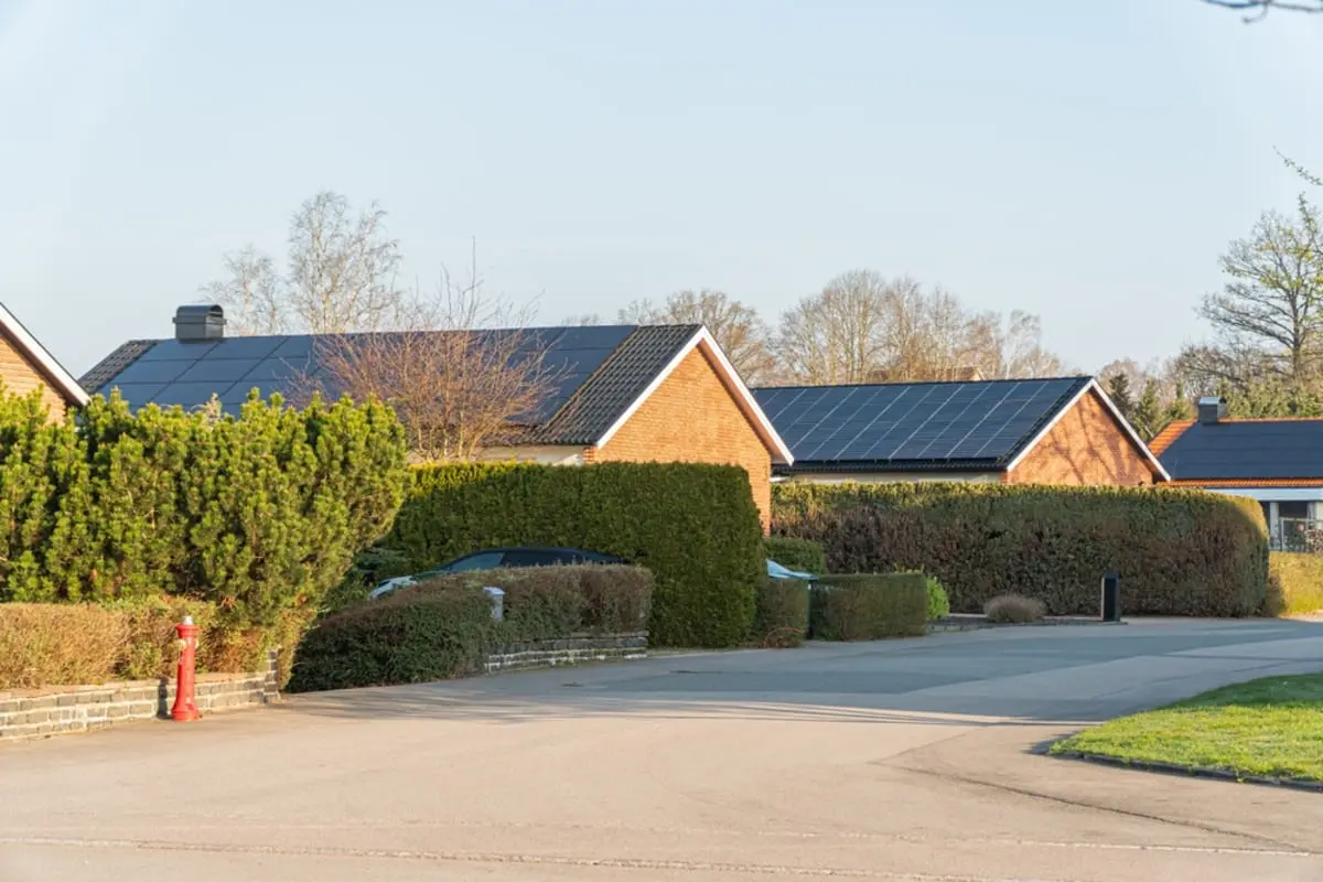 東京の自宅に「太陽光パネル」を設置しようと考えています。設置費用は“120万円”ほどかかる見込みですが、補助金を活用すると実際の負担額はいくらになりますか？