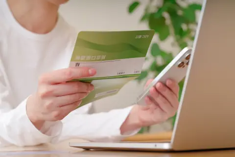 亡くなった母の通帳から、なぜか「生前に妹が毎月10万円引き出していた」履歴が……。これは贈与になるのでしょうか？