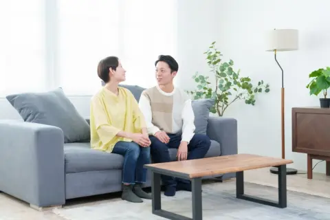 40代男性です。年収240万円で結婚を考えているのですが、やはり相手には働いてもらう必要がありますよね…一般的な“40代の年収”はどれぐらいなのでしょうか？
