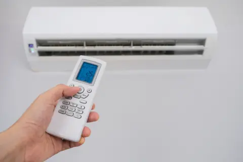 猛暑なので「1日12時間」くらいエアコンをつけています。友人が「室外機の日よけで電気代を節約できる」と言っていますが、実際どれくらい違うのでしょうか？