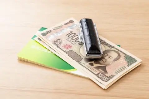 夫が亡くなったのですが、息子から「口座が凍結する前に現金を引き出しておいたよ」と言われました。相続において問題ないのでしょうか？