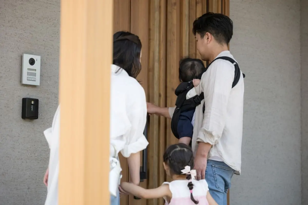 お盆は義実家に帰省予定。家族4人の新幹線代だけで「7万円」近くかかるのがイタイ！でも滞在するなら義実家にも「2万円」ほどお金を渡した方がいい…？