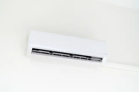 夫婦共働きで夜だけエアコンを使っています。“夜だけつけっぱなし”で寝ると電気代が気になります…どのくらいかかる？